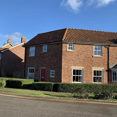 Pebble Place, Sleeps 6, 1 Small Dog Welcome Holiday home Filey