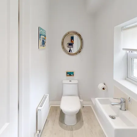 Pebble Place, Sleeps 6, 1 Small Dog Welcome * Filey