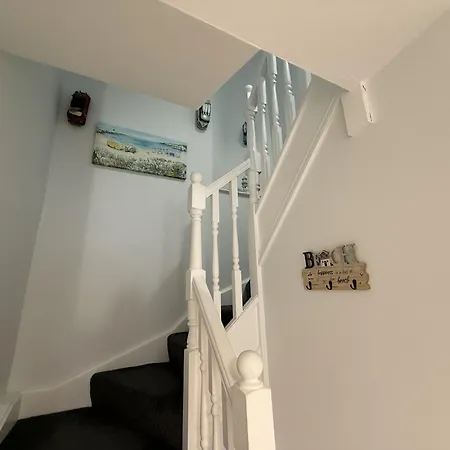 Pebble Place, Sleeps 6, 1 Small Dog Welcome Holiday home *