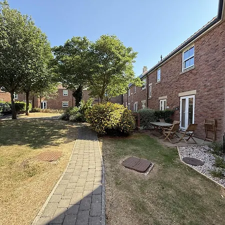 Pebble Place, Sleeps 6, 1 Small Dog Welcome * Filey