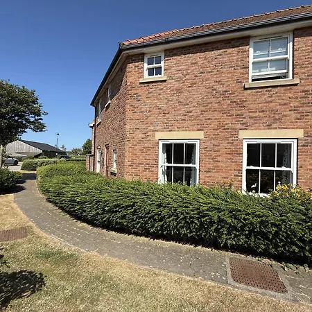 Pebble Place, Sleeps 6, 1 Small Dog Welcome Holiday home *
